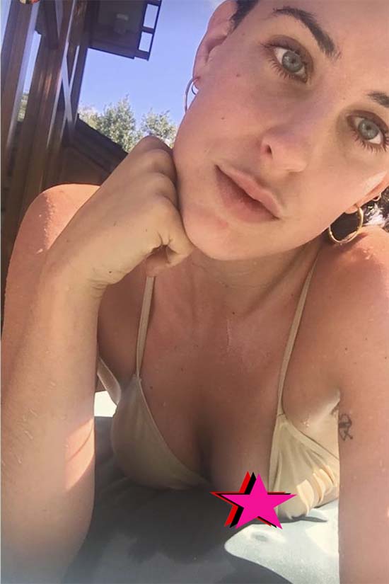 Scout Willis flashes nipples